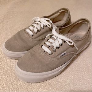 VANS CLASSIC LACE UP SNEAKERS Women’s Size 8 Men’s Size 6.5. Color Khaki.